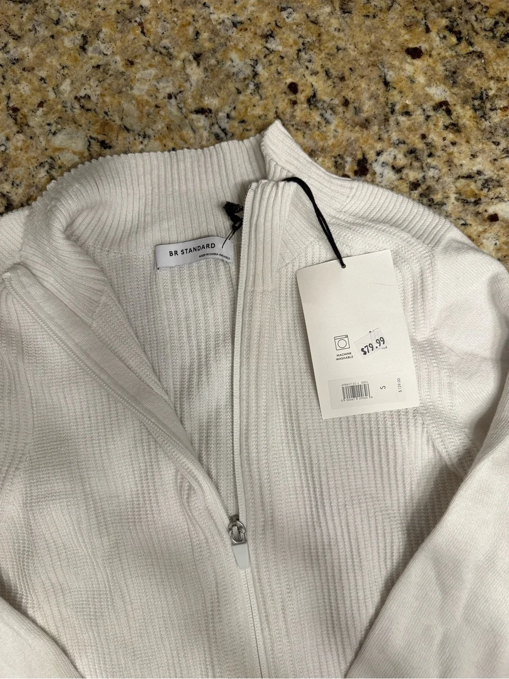 NWT Men’s BR Standard quarter-zip sweater features a ribbed texture size SMALL